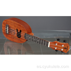 Ukelele tallado con letras de caoba